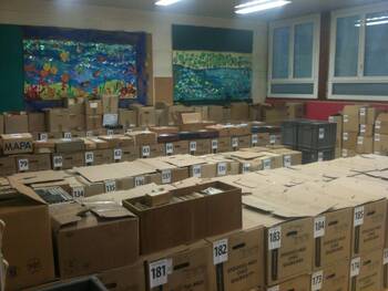 Stockage provisoire du fonds Brard dans la salle de classe